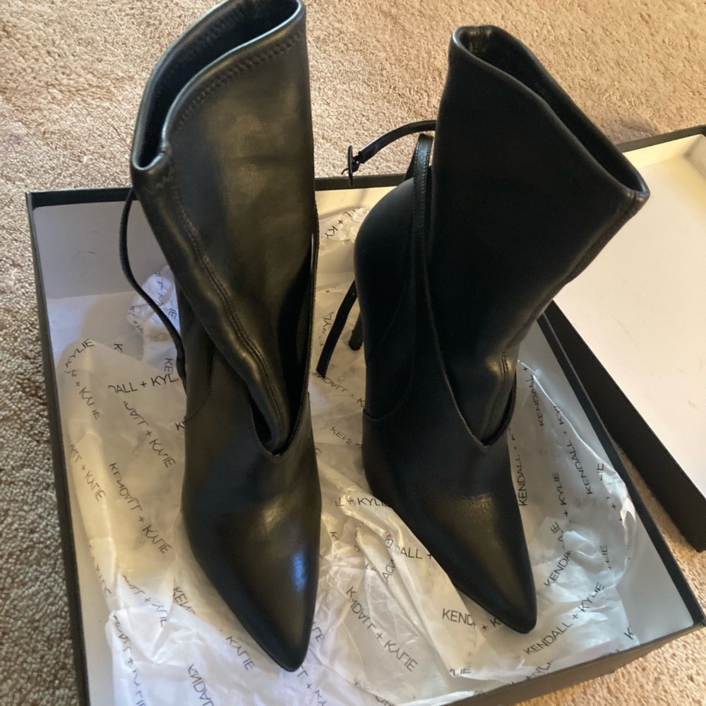 Kendall and Kylie Leather Sock Insert Anke Boots size 9.5 M in Box
